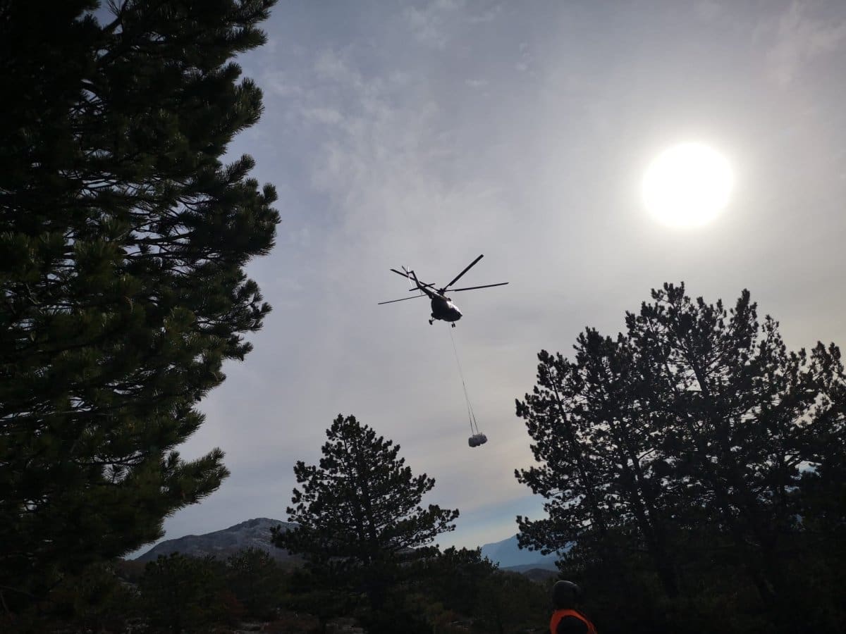 FOTO Helikopteri nadlijetali Mosor: "Hvala posadi i planinarima na odlično odrađenom poslu"