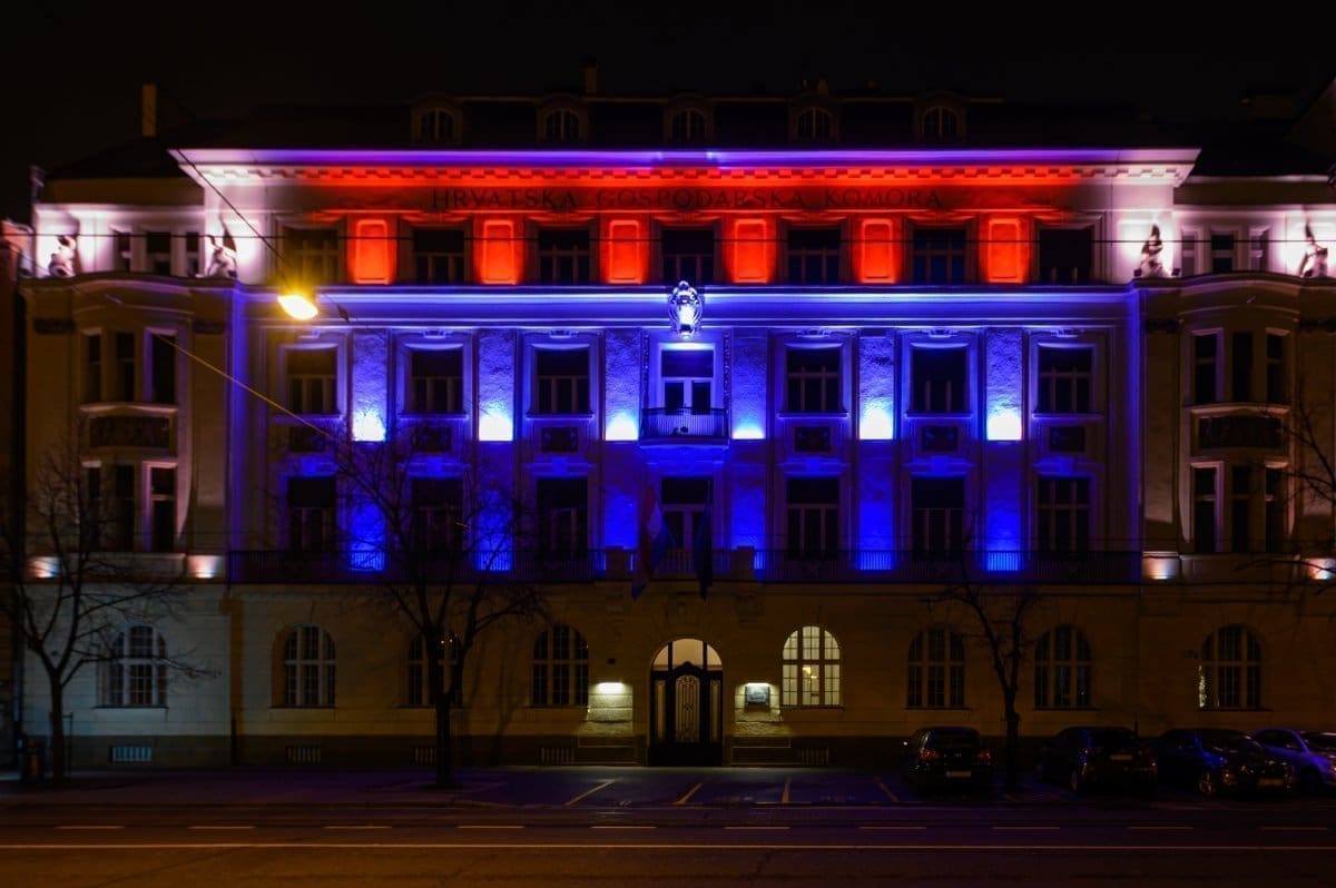 (FOTO) U čast Vatrenih zgrada HGK obojena nacionalnim bojama: "Hrvatska se pozicionira kao zemlja odlučnih i vrijednih ljudi"