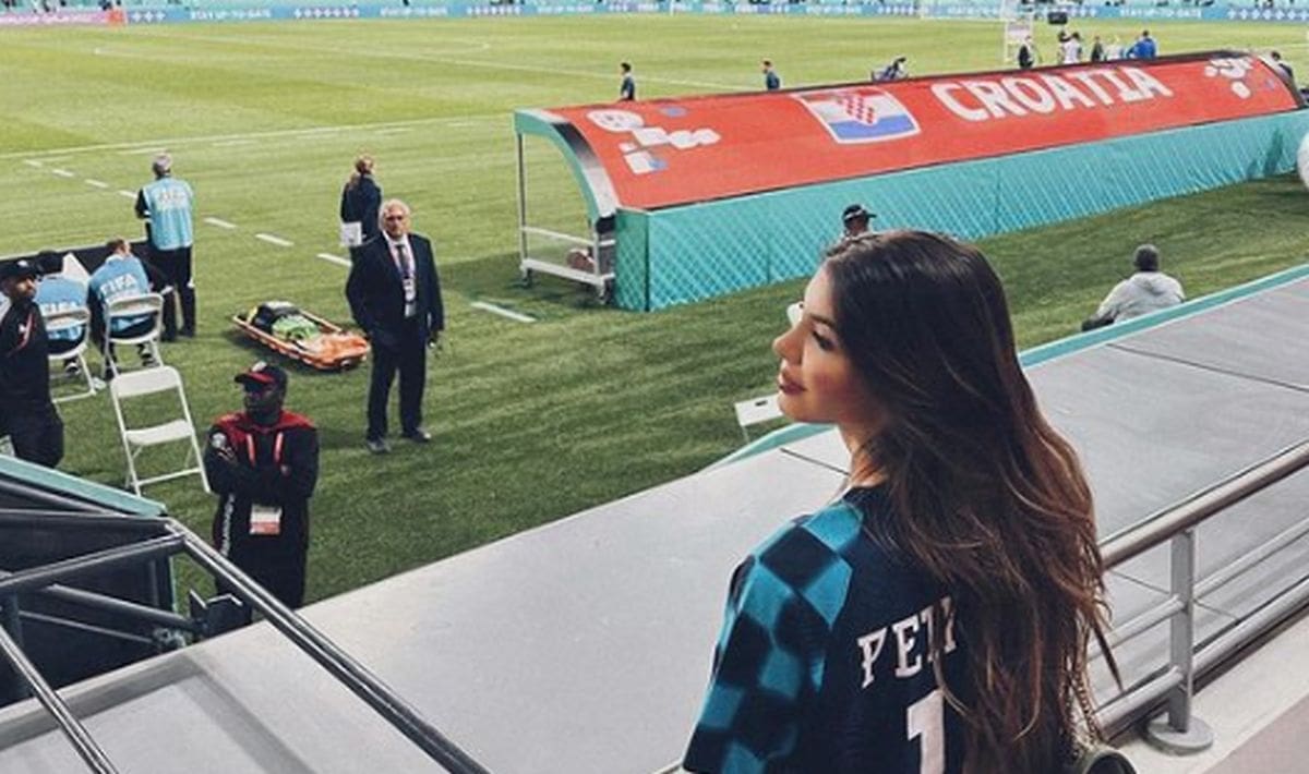 NAJLJEPŠA PODRŠKA Atraktivna zaručnica Brune Petkovića stigla u Amsterdam: Jela je u luksuznom restoranu, šetala s prijateljem...