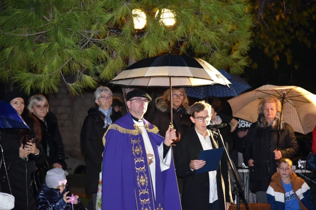 kastela-paljenje-druge-svijece(2)