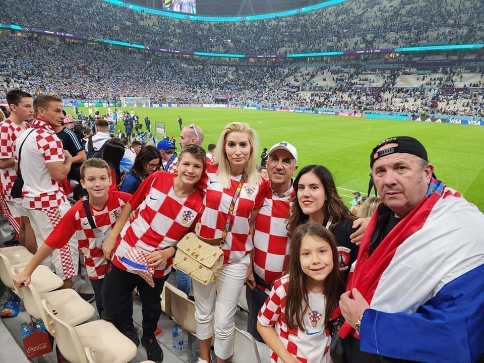 POKISLE FACE NA TRIBINAMA Željko Kerum s obitelji na Opus Areni, navijačka obilježja uskladili sa skupom modom