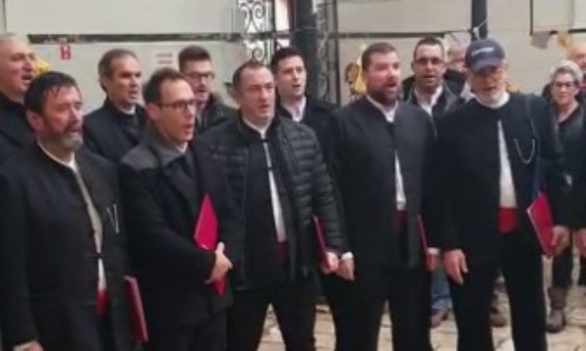 SPLIT U BLAGDANSKOM DUHU Klapa zapjevala na Peškariji: Splićani uživaju