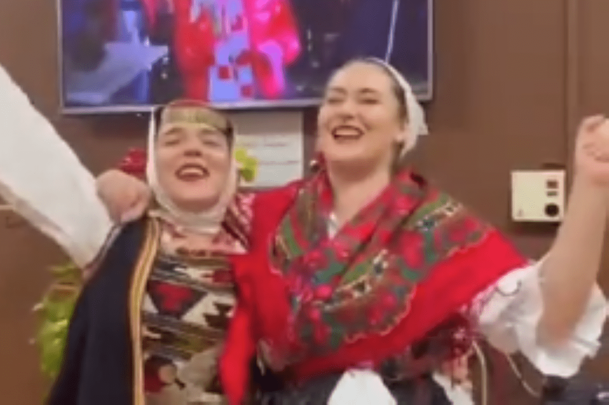 KAD PROKLJUČA DALMATINSKA KRV Cure iz KUD-a Salona impresivno proslavile pobjedu Vatrenih uoči svog nastupa za koncert!