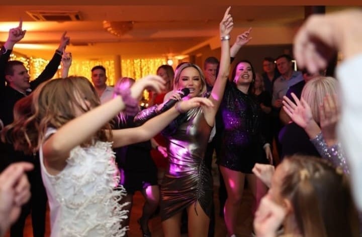 IMA LI LUĐIH? Maja Šuput na piru u Splitu još jednom dokazala status "kraljice svadbi": "Kad mi sviramo, ne sjedi nitkooo"