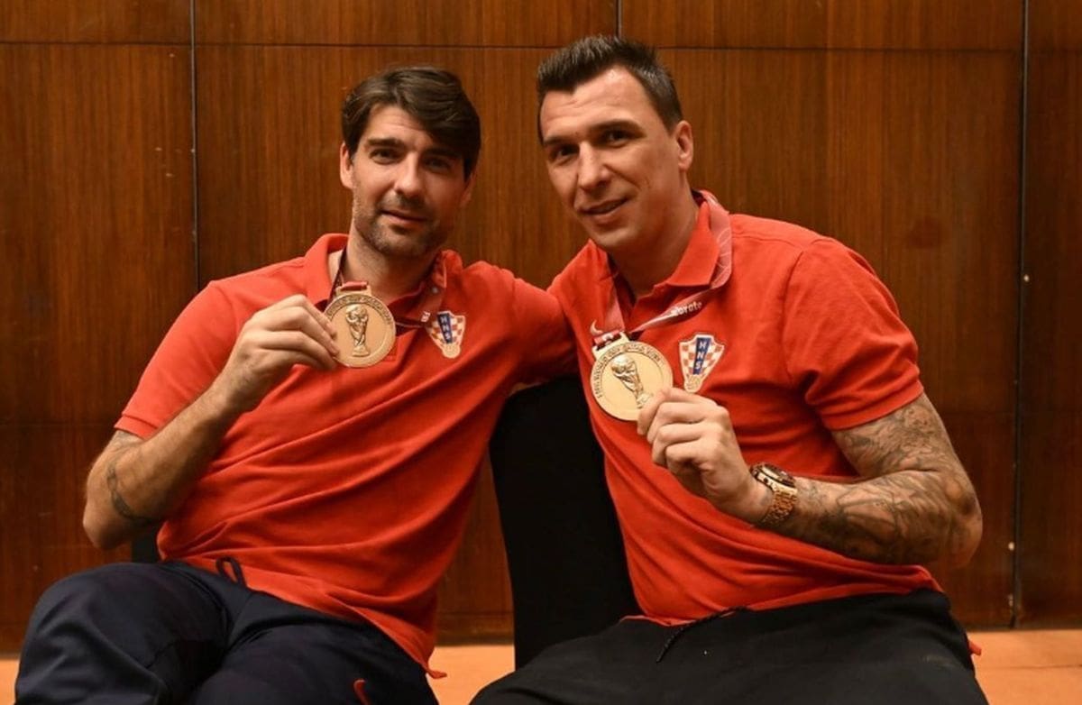 Mandžukić objavio sliku s medaljom: Patrice Evra komentarom oduševio naše navijače