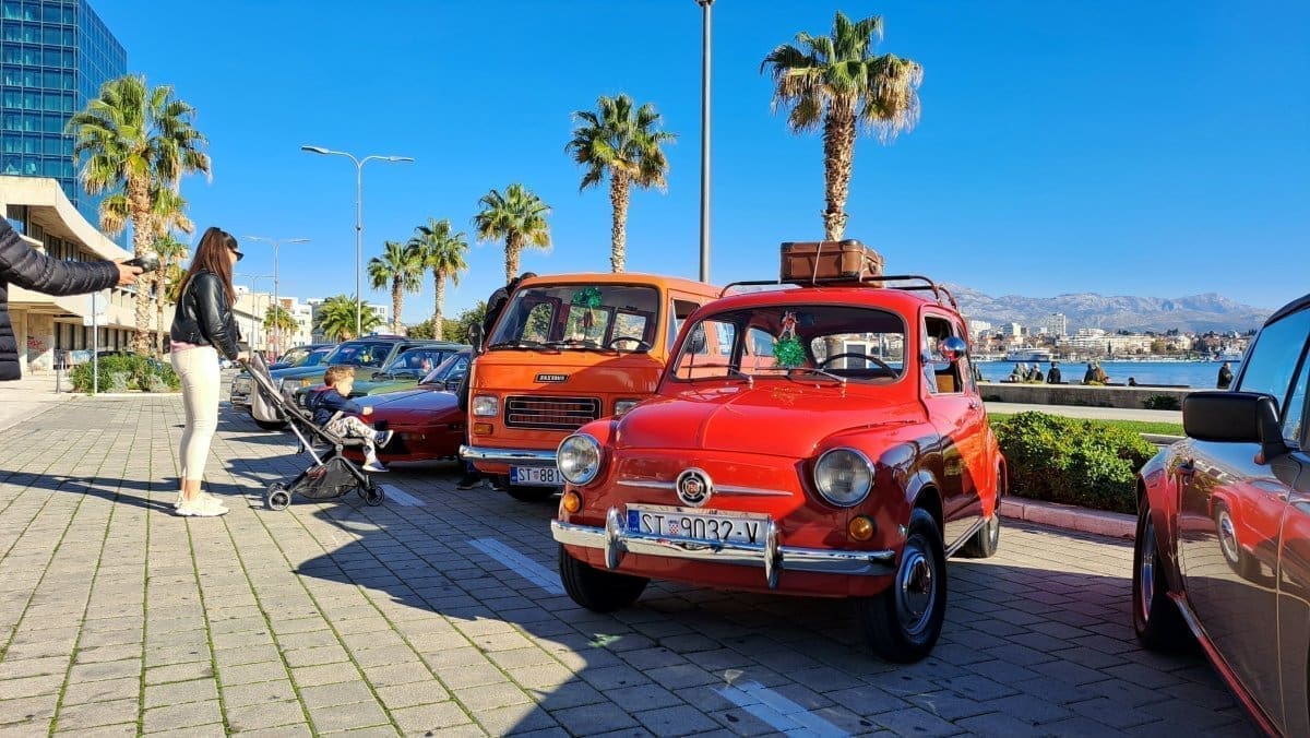 (FOTO) BOŽIĆNI OLDTIMER PROMO TOUR Vlasnici oldtimera iznenadili Splićane i oduševili najmlađe