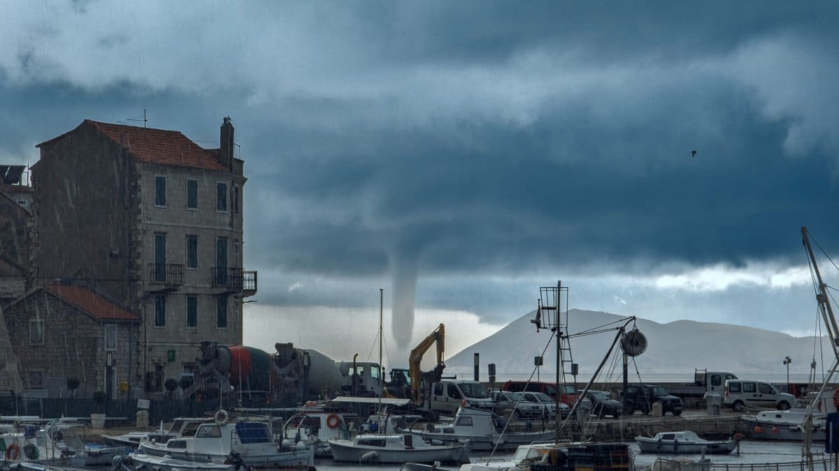 NIMALO UGODAN PRIZOR ISPRED KOMIŽE "Pijavica je u početku bila mala, a potom se razvila u "grdosiju'"
