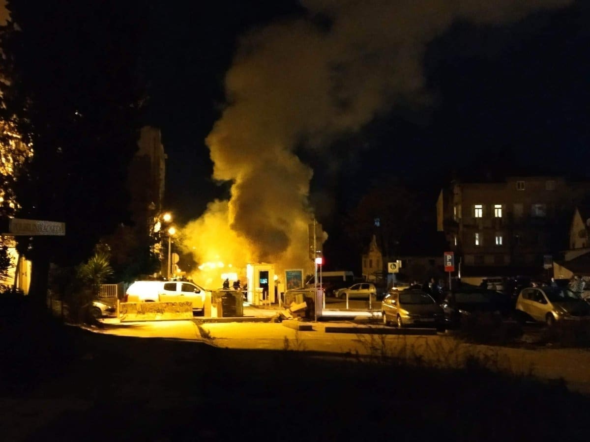 GUSTI DIM IZNAD PARKIRALIŠTA U SPLITU Dojurili vatrogasci, gori gori automobil