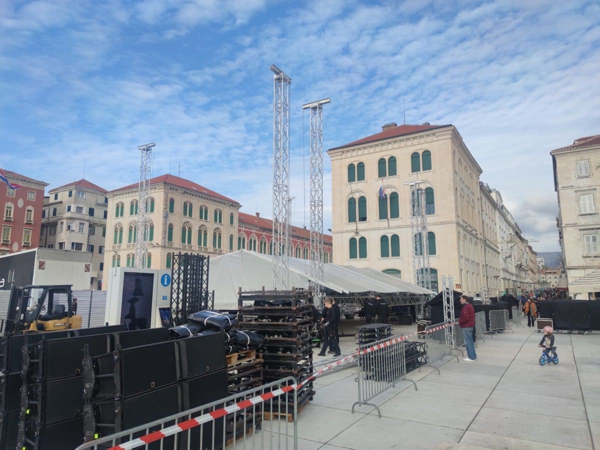 POSLJEDNJE PRIPREME Postavlja se pozornica na Rivi, na dočeku bi mogli biti deseci tisuća ljudi