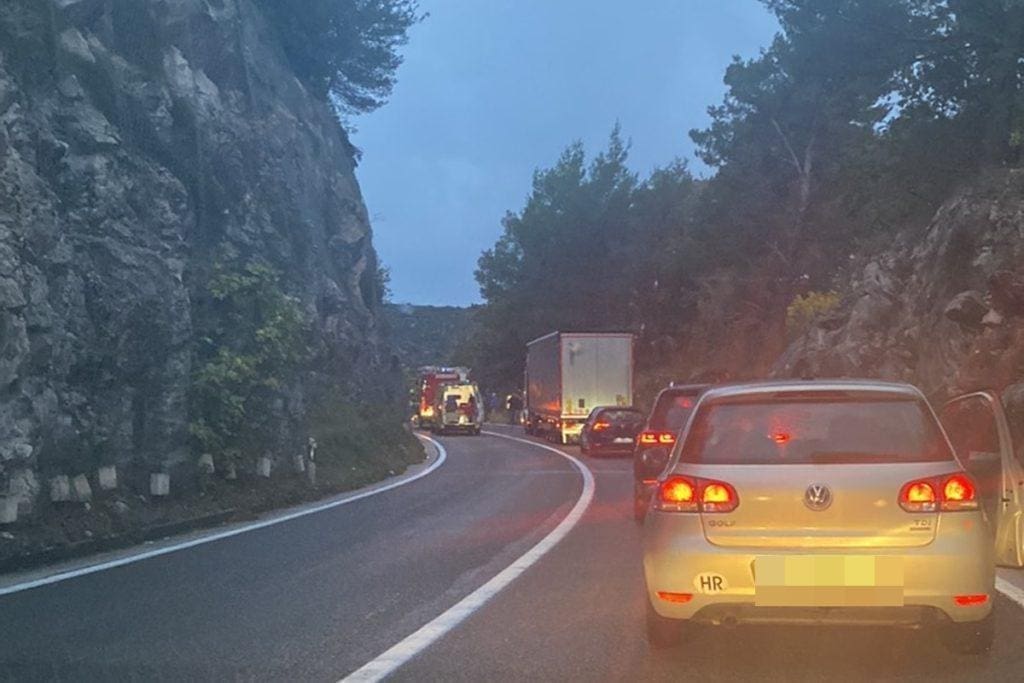 STRAVIČNA PROMETNA NESREĆA NA JADRANSKOJ MAGISTRALI Jedna osoba smrtno stradala, više ih je prevezeno u bolnicu
