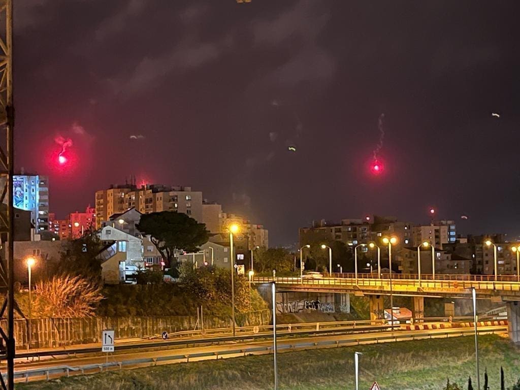 BRZA INTERVENCIJA VATROGASACA Signalna raketa izazvala požar stabla u Splitu