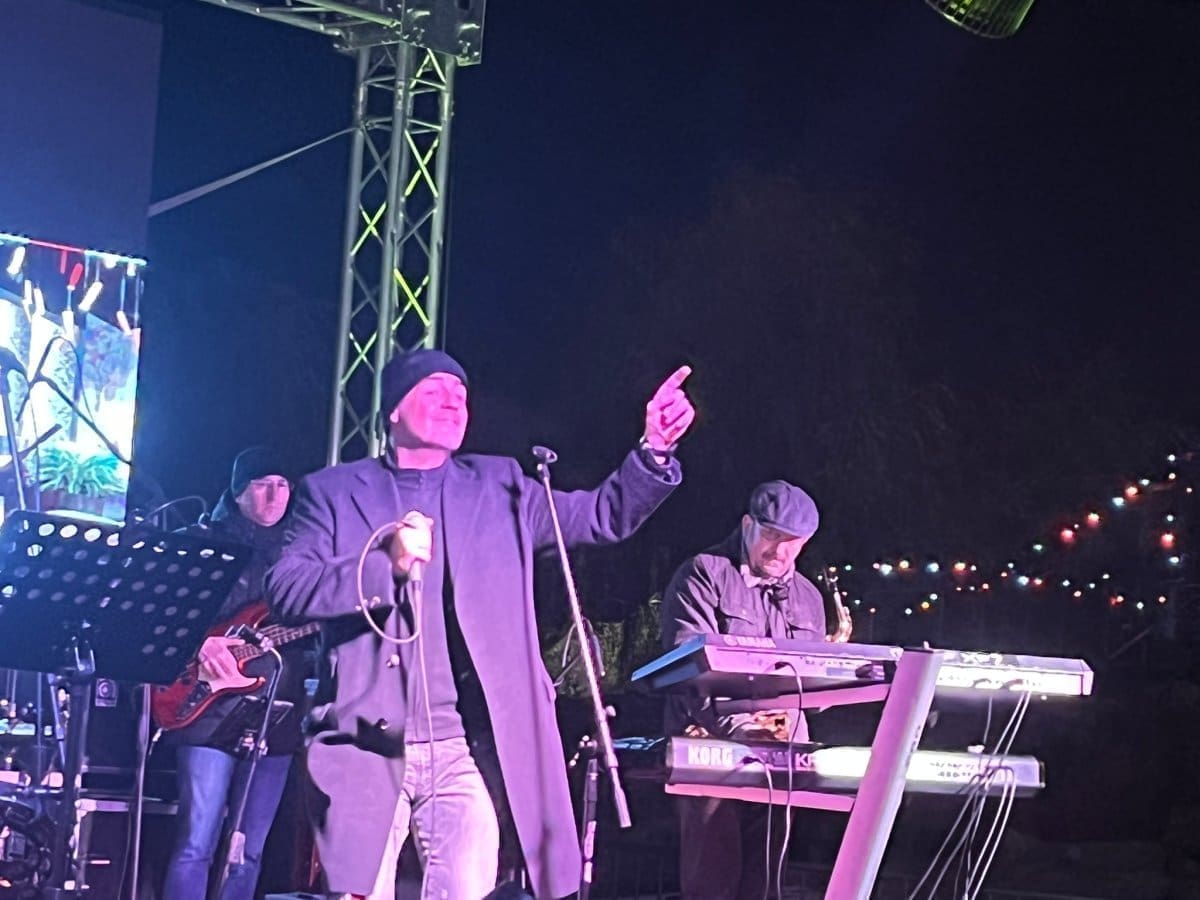 MILJENIK PUBLIKE U SOLINU Ovim dobrim starim hitom raspametio publiku. Sandi Cenov: "Dalmatinke su najljepše cure"