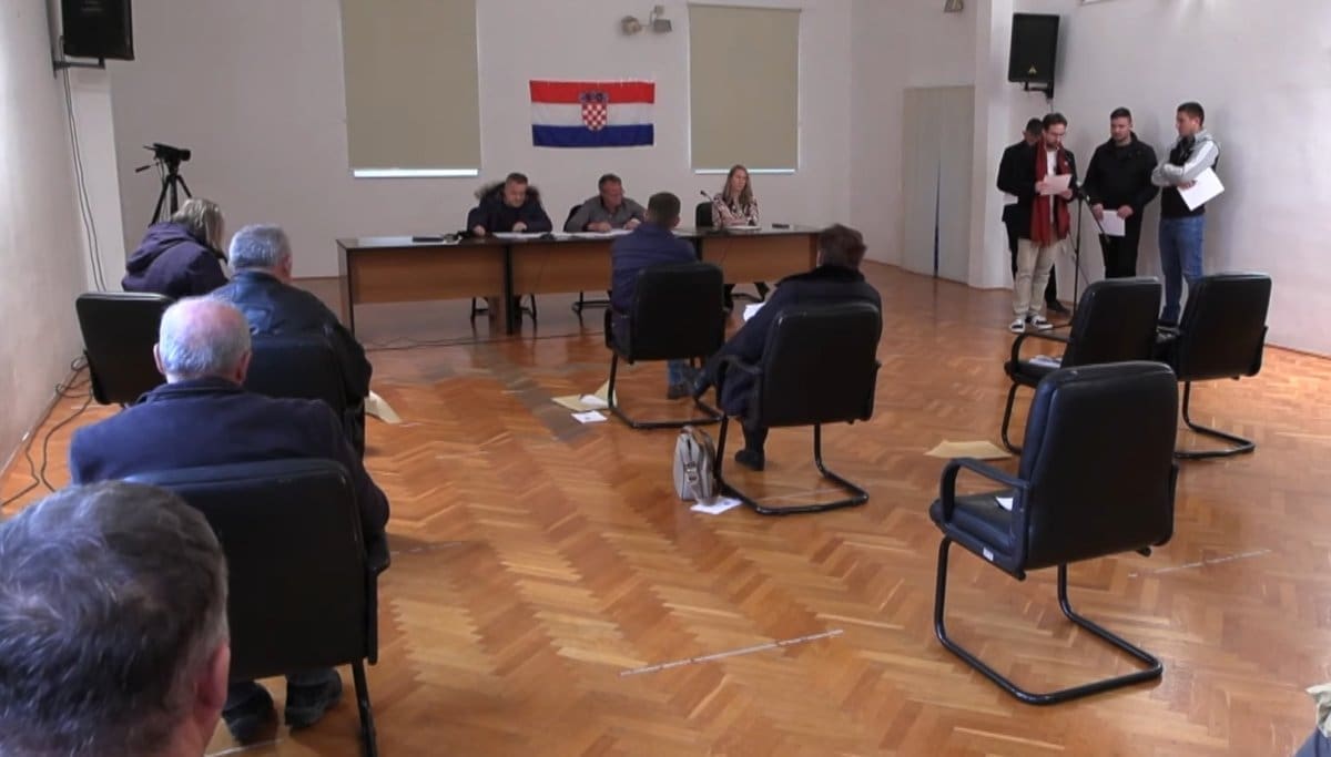 OVO JOŠ NIJE VIĐENO Show u Segetu: Ovako izgleda kada u isto vrijeme govore vlast i oporba