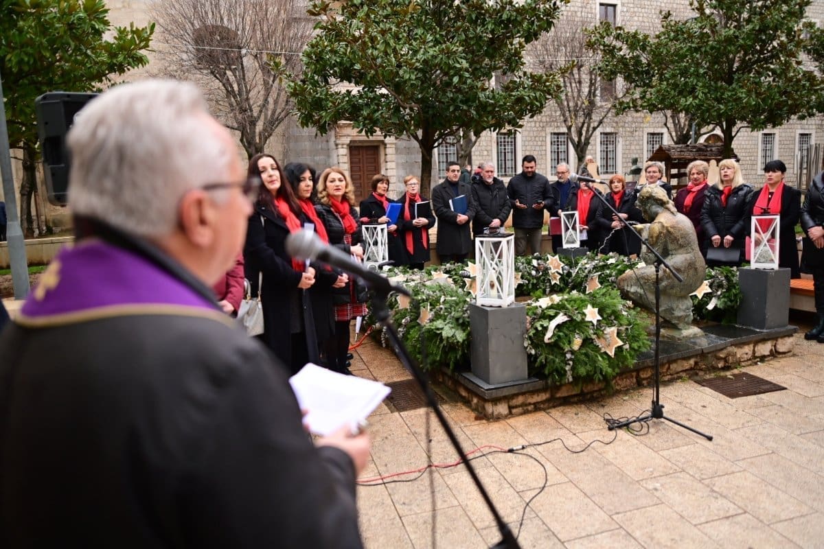 (FOTO) BOŽIĆNI DUH U SINJU Upaljena četvrta adventska svijeća: Uživalo se uz božićne pjesme, fritule, uštipke, medenjake i tople napitke