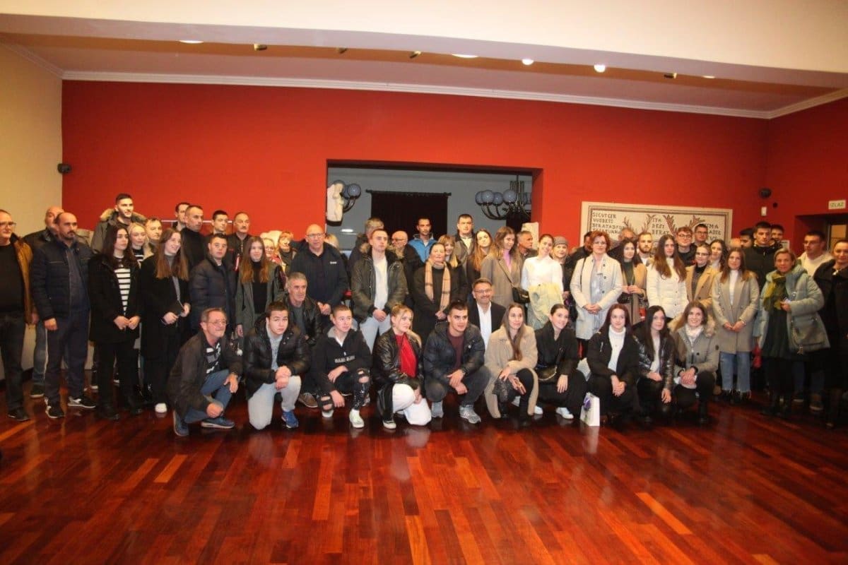 NAJBOLJI OD NAJBOLJIH Dodjeljene stipendije solinskim učenicima. Evo kad "lova sjeda" na račun