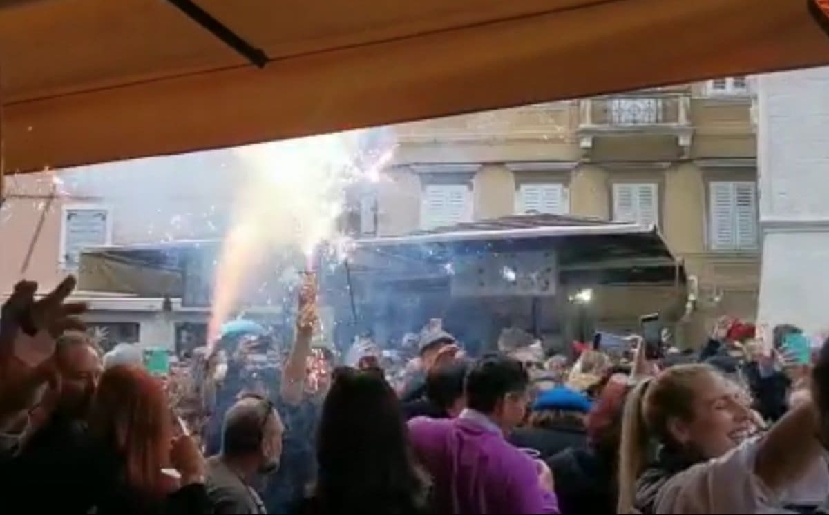 SPLITU NE TREBA PUNO ZA LUDILO Na Pjaci se već odbrojavalo, a tko kaže da je ova zima bez snijega?