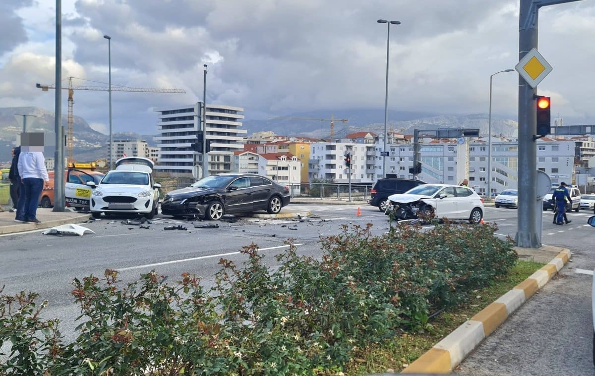 LANČANI SUDAR KOD MALL-a Passat završio na prometnom otoku: Ima ozlijeđenih