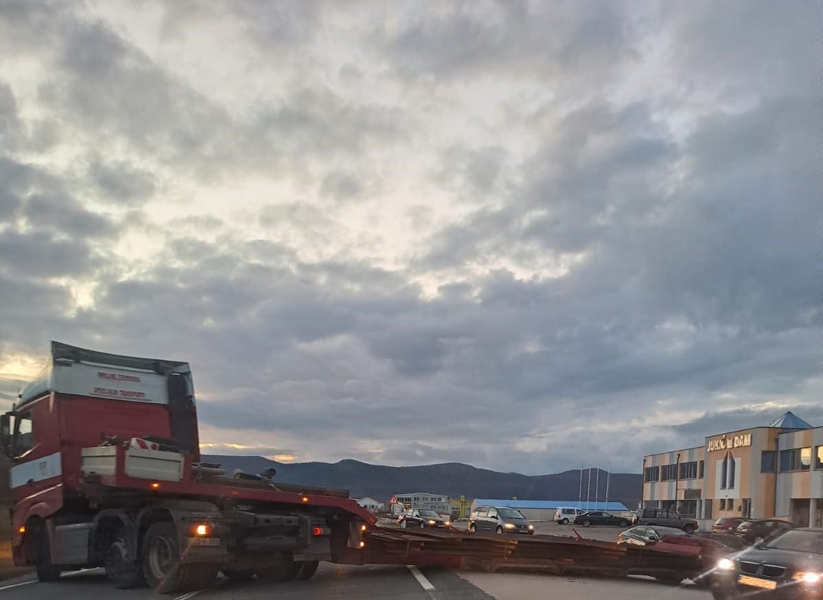 PROMETNI KOLAPS U ZAGORI Tegljač zapeo pa zaustavio promet, vozači nervozni: "Šta vozi kad ne zna!"