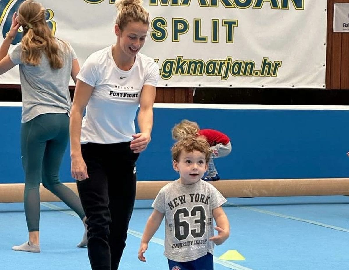 GIMNASTIKA ZA MALE I VELIKE Sportski spektakl u okviru Erasmus plus projekta Gimnastičkog kluba Marjan i njegovih partnera: 15 mališana uz pratnju 15 odraslih izvesti će performanse