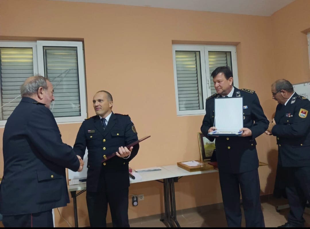 VATROGASCIMA DVD-a HVAR URUČENA PRIZNANJA I ODLIKOVANJA Odlikovanje za životno djelo primio je Prošper Miličić Braco