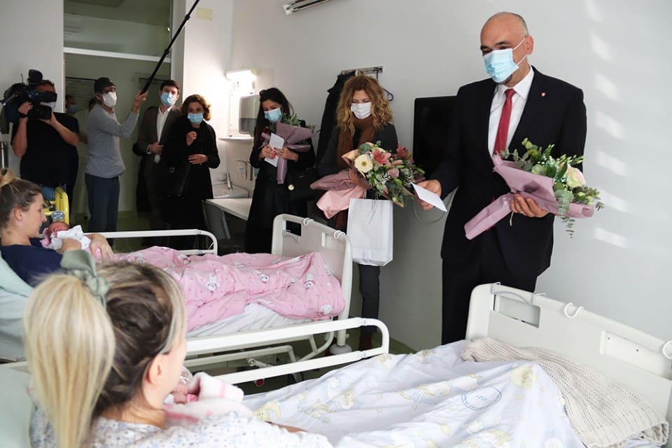 PRVA BEBA U ŠIBENSKO-KNINSKOJ ŽUPANIJI Rođena osam minuta iza ponoć, župan je draovao novčanim iznosom i poklonima