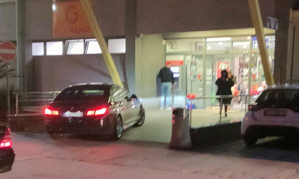 MA, KO' MU ŠTA MOŽE? Lola s BMW-om skoro uletio u supermarket: Parkirao se tik ispred vrata