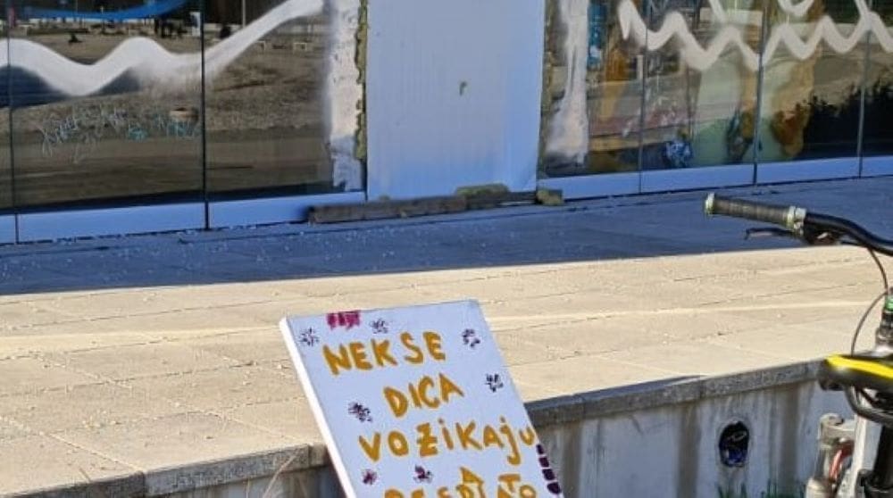 UGODNO IZNENAĐENJE NA TRSTENIKU Obradovat će se i djeca i odrasli: Osvanula tabla s porukom, pogledajte