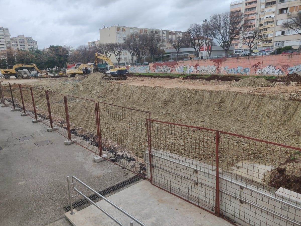 SVE JE RASKOPANO U SPLITSKOM KVARTU Izgradnja garaže na Lokvama: "Radovi unutar predviđenih rokova unatoč nepovoljnim vremenskim uvjetima i velikoj količini oborina koje ih otežavaju"