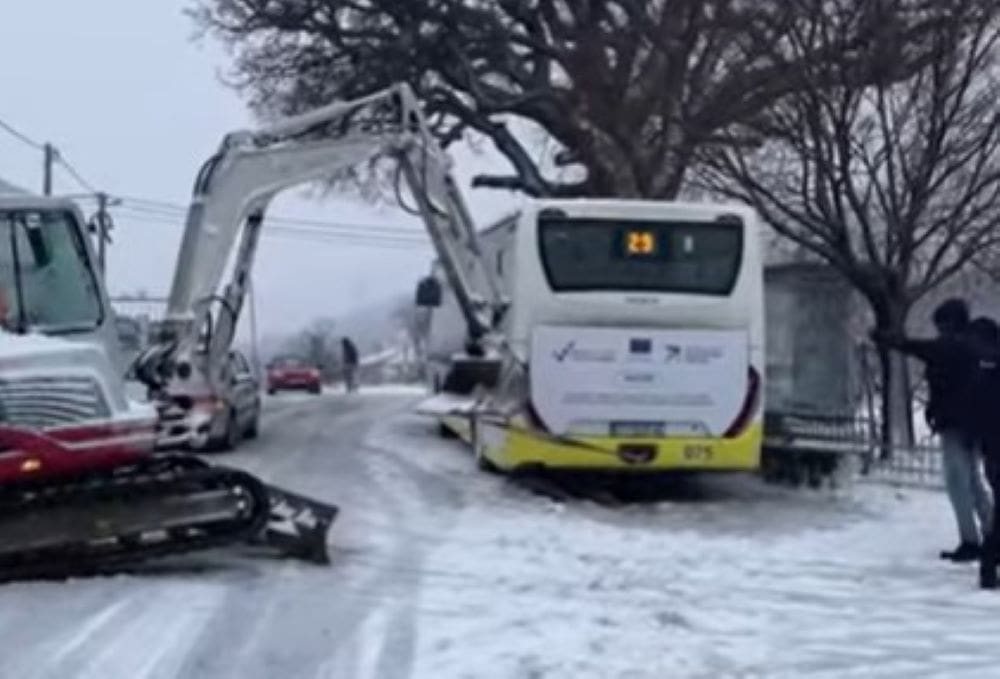'DVADESETDEVETKA U SNIJEGU' Prometov bus zapeo u snježnom prekrivaču, evo kojim metodama su ga građani oslobodili!