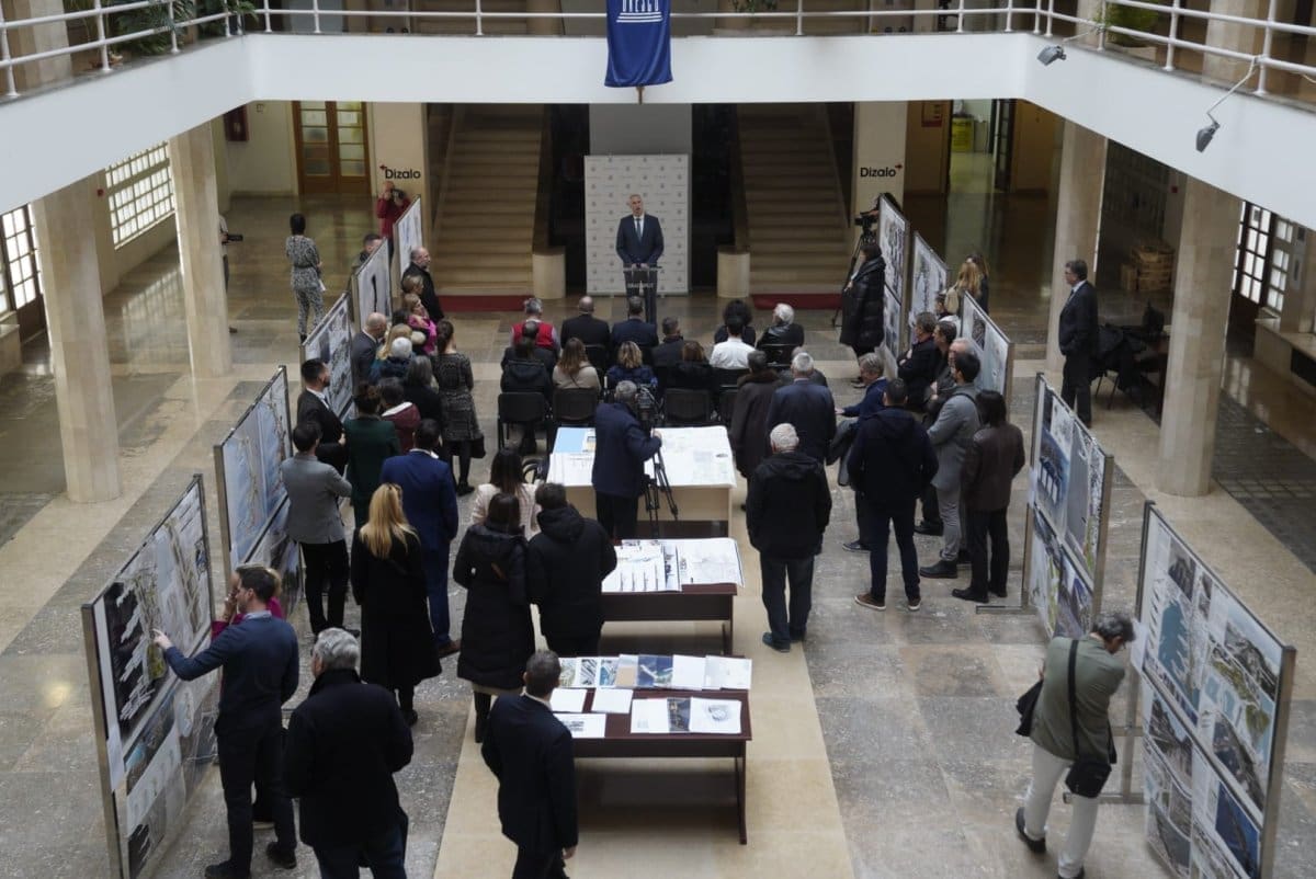 OTVORENA IZLOŽBA U BANOVINI Izloženi radovi pristigli na natječaj za idejno urbanističko rješenje Istočne obale: "Pazar bi se šetnicom spojio sa Katalinića brigom"