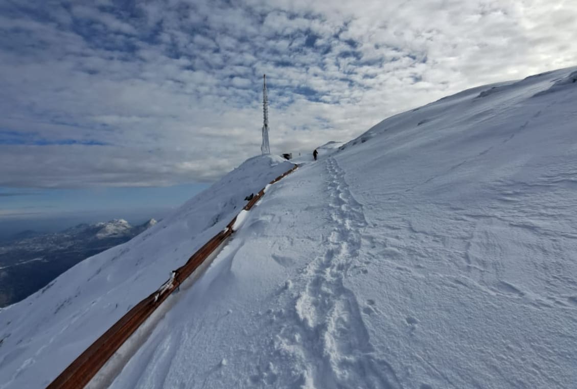 Ovako izgleda snijegom zatrpana cesta na Svetom Juri na Biokovu
