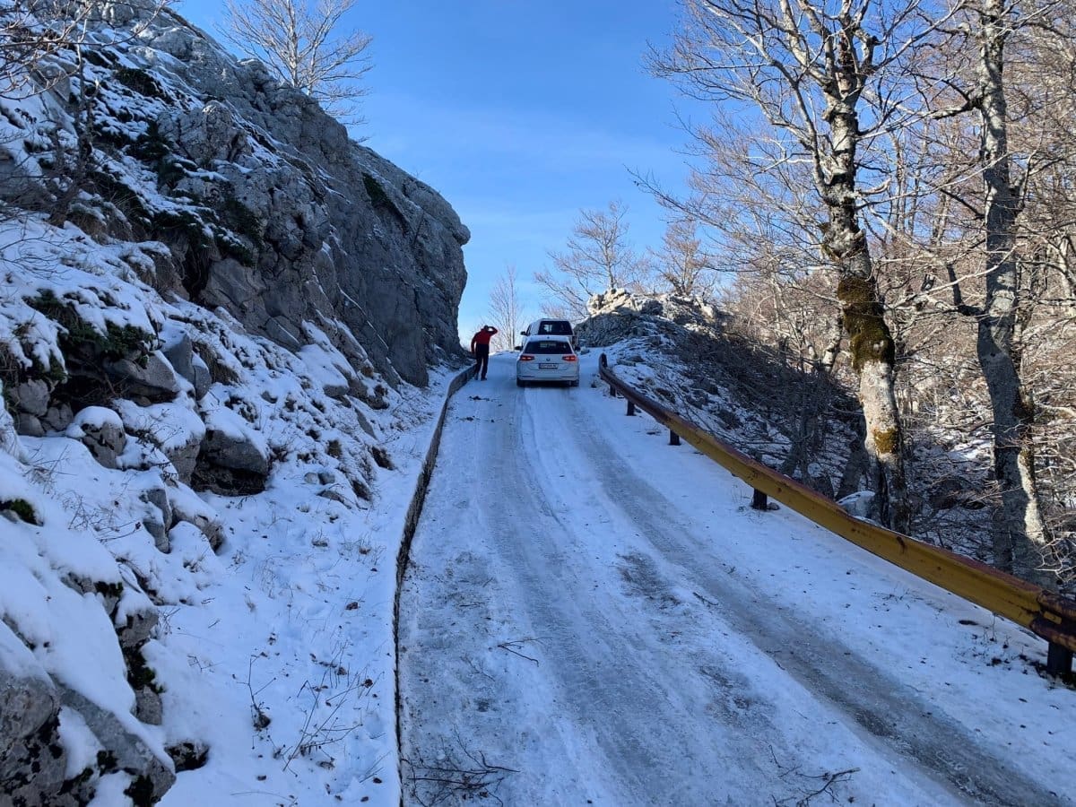 PRVI PROBLEMI NA BIOKOVU Snijeg i hladnoća prijete građanima, HGSS-ovci dobili poziv u pomoć: "Idete isključivo na vlastitu odgovornost"