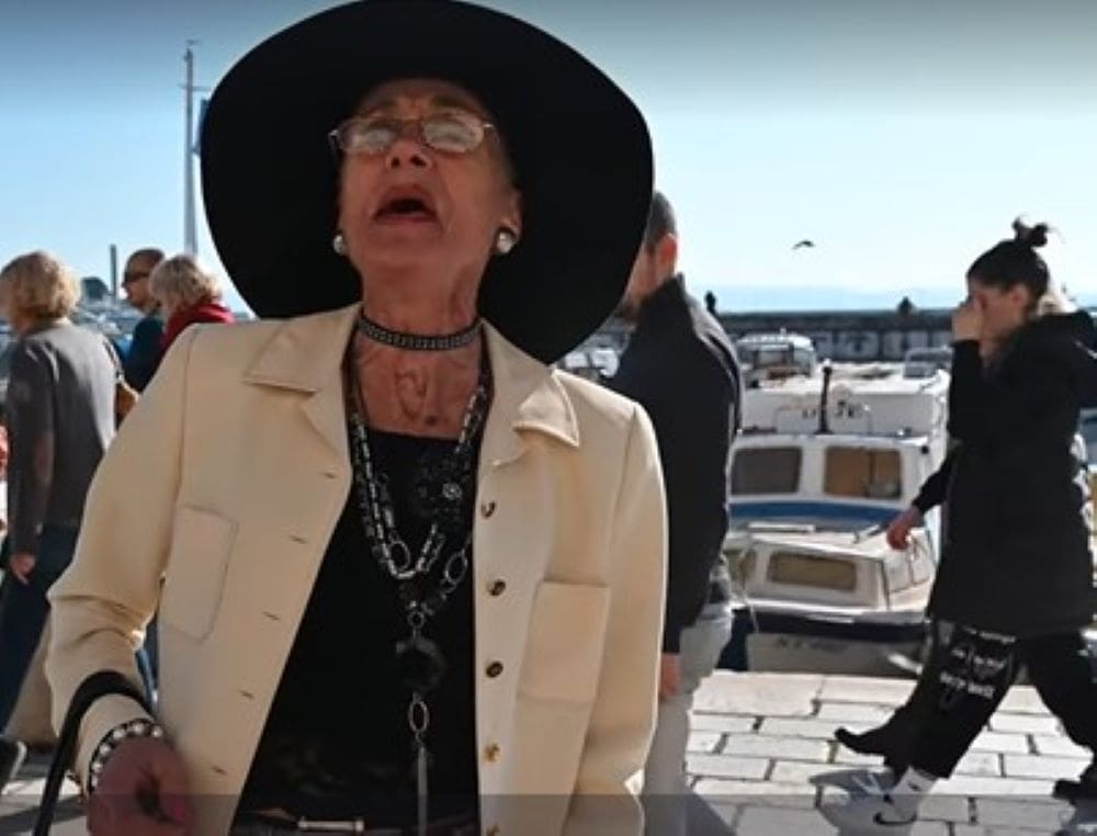 ULJEPŠAT ĆE VAM DAN Legendrana Splićanka Branka otpjevala prigodnu pjesmu za sunčano subotnje jutro: 'U veselju je spas!"