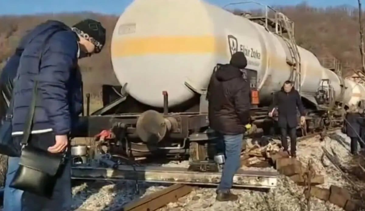 PROBLEMI SA SANACIJOM U Srbiji iskliznula šinska dizalica dok su pokušavali ukloniti cisternu iz koje curi amonijak