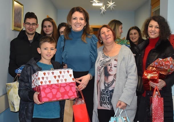 UZ GITARU I HARMONIKU Sinjskih gimnazijalci razveselili prijatelje u Centru za rehabilitaciju ‘Fra Ante Sekelez’