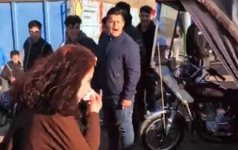 UZNEMIRUJUĆE Gomila muškaraca nasrnula na djevojku zbog bizarnog razloga: Okružili je i udarali, njezina prijatelja izboli