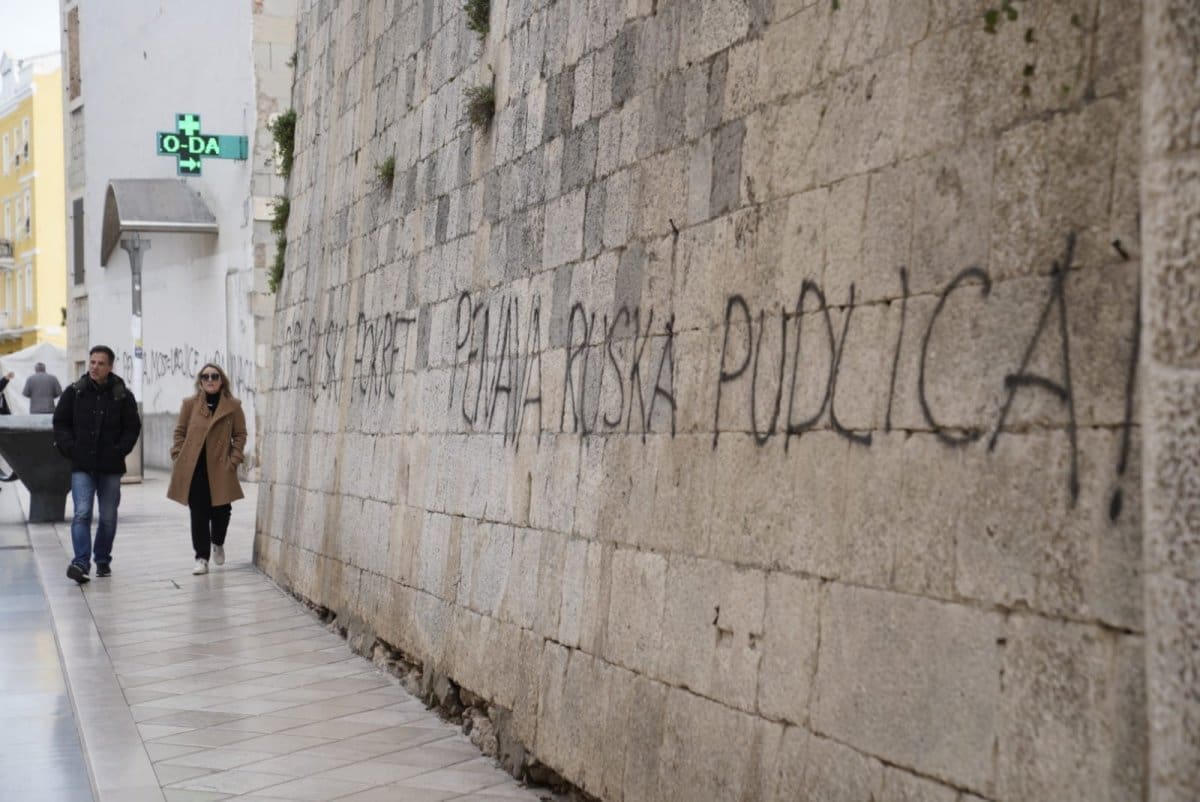 CENTAR GRADA IŠARAN CRNIM GRAFITIMA Upućeni su predsjedniku Milanoviću i Ivanu Penavi, kao i dvjema strankama