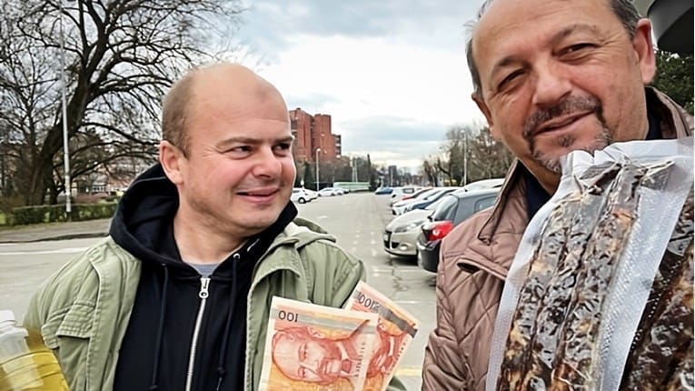 SJEĆATE LI SE OVOG TIPA? Kobasice kupio u kunama i naturi. Ima plan kako izbaciti euro