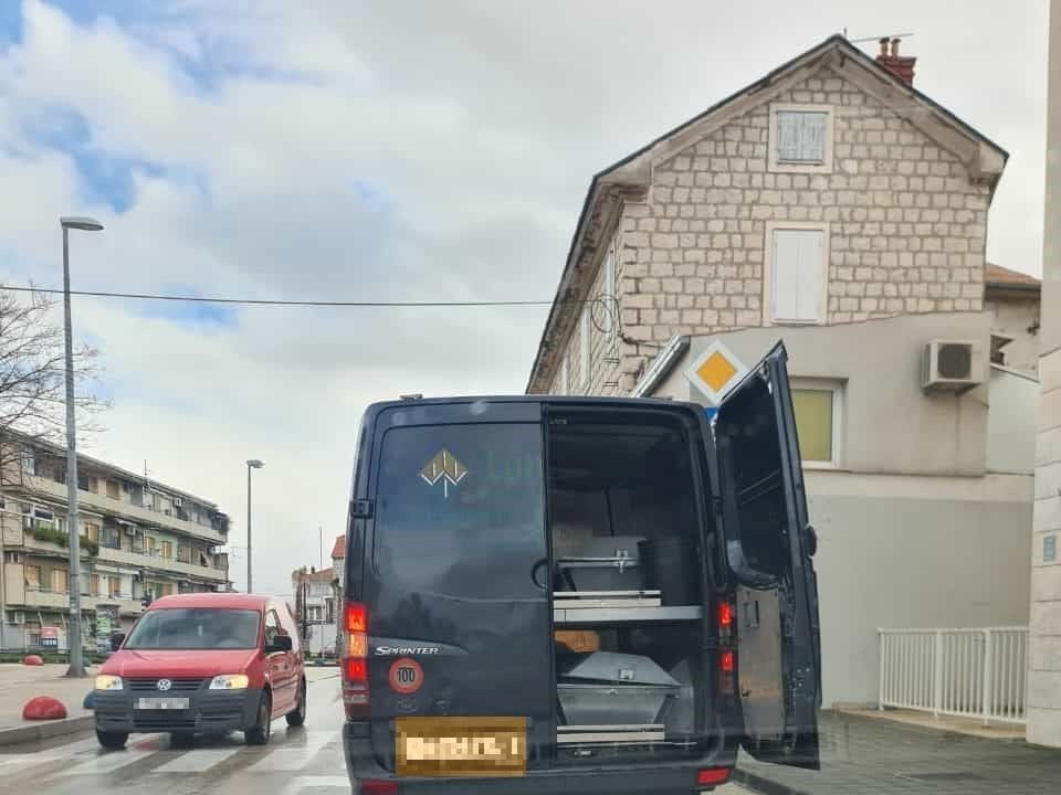 NESVAKIDAŠNJ SCENE IZ KAŠTELA "Ako tko naiđe na kapsel na cesti da se zna odakle je"