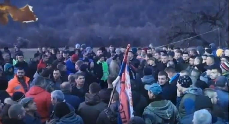 KRVAVI BOŽIĆ Iz auta na Kosovu upucani dječak i mladića, izbili teški neredi