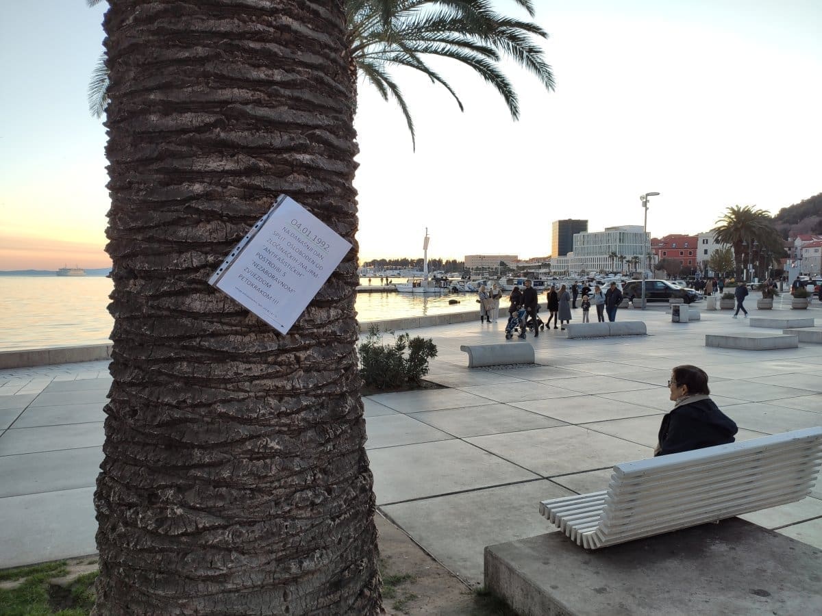 POBUDILO VELIK INTERES PROLAZNIKA Netko je po palmama na Rivi zabrokvao brojne letke. Evo što piše na njima