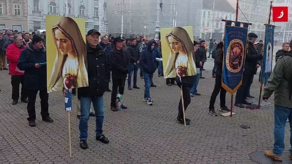 KRUNICA U CENTRU Stotinjak muškaraca okupilo se na središnjem zagrebačkom trgu: Kleče i mole