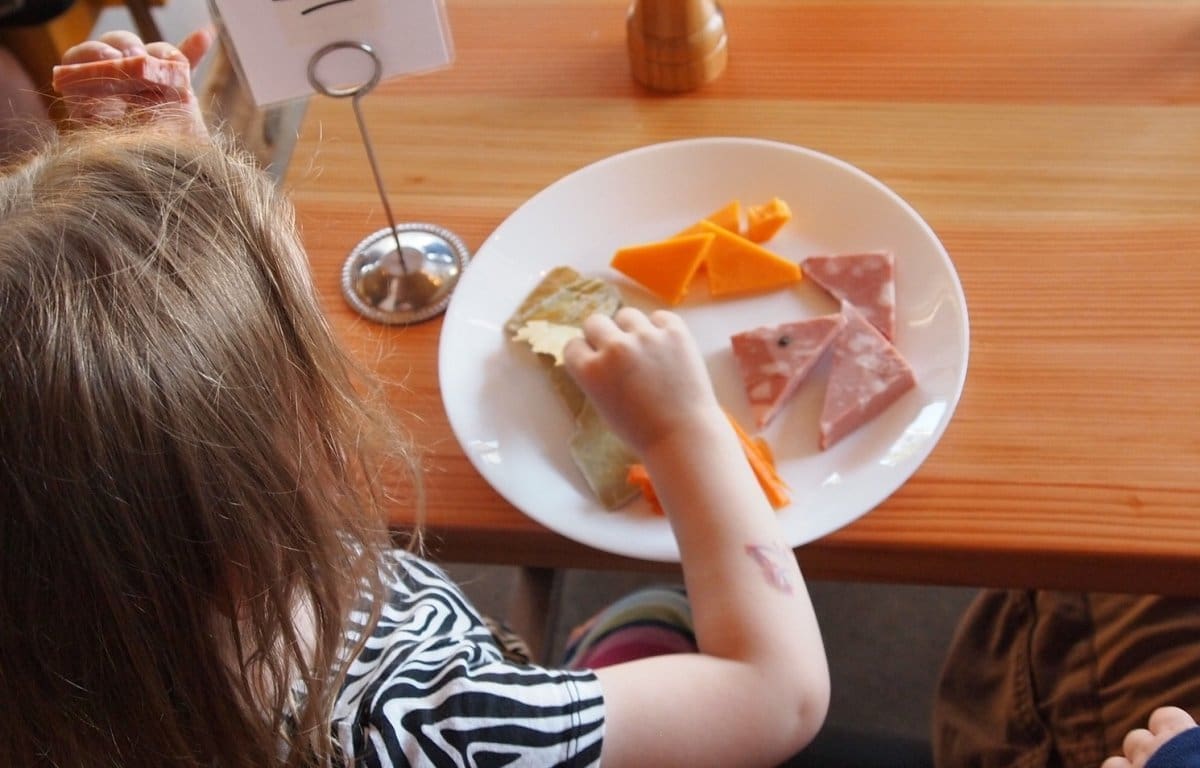 GRAD SPLIT ĆE POKRENUTI JAVNU NABAVU ZA TOPLE OBROKE Osnovnoškolcima do tada parizer, mortadela, picete, krafne...