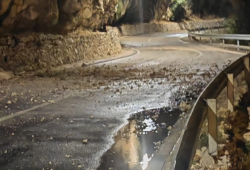 VOZAČI, OPREZNO! Vozi se otežano; na Jadranskoj magistrali u smjeru Omiša pukla cijev, odroni kod Blata na Cetini,...