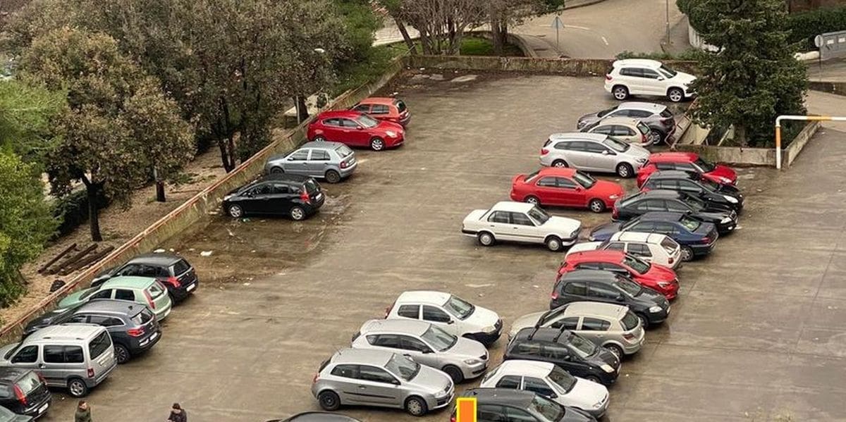 OVAKO NEPROMIŠLJEN POTEZ RIJETKO VIĐAMO U SPLITU 'Uredno' se parkirao na 'parking i odšetao, ostavio desetke vozača u čudu