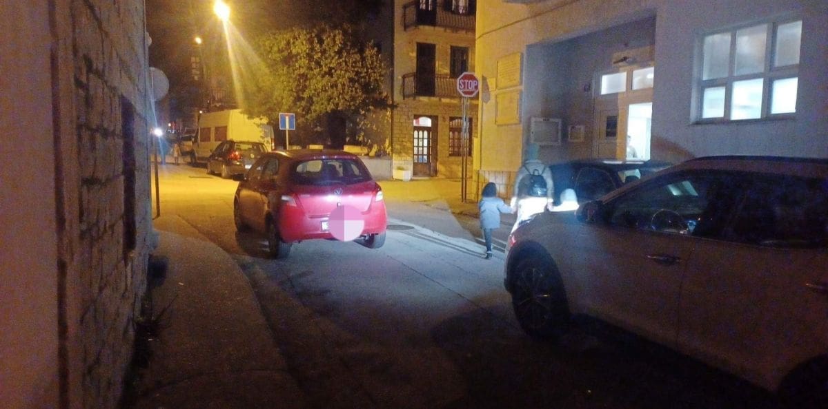 TKO SE BOJI POLICIJE JOŠ? Ovako je netko odlučio parkirati u Sućurcu: Možda ne zna bočno?
