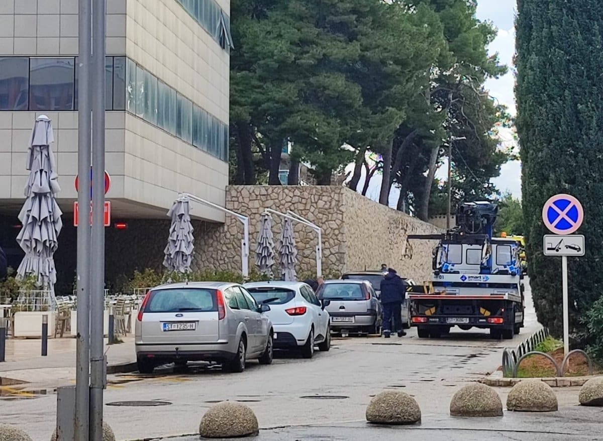 NIJE SE DOBRO PROVEO Ovaj vozač se nepropisno parkirao na Firulama. Stigla je pauk služba...