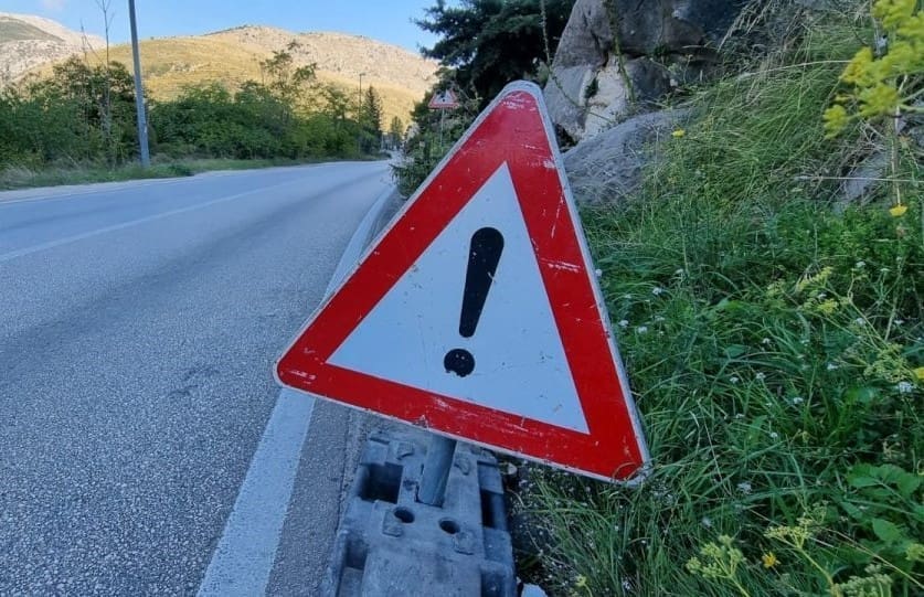 VOZAČI, OPREZ! Zbog odrona blizu Omiša vozi se uz regulaciju