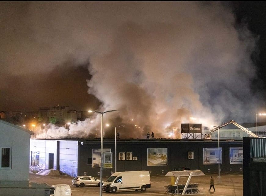 APOKALIPTIČNI PRIZORI U SPLITU Vatrena buktinja gutala sve pred sobom, velik broj vatrogasaca borio se s vatrom