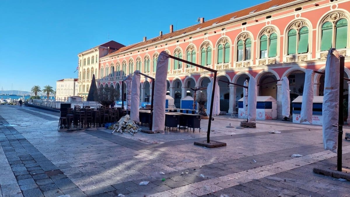 A, SAD ADIO! Kraj splitskog Adventa! Na Prokurativama kućice čekaju odlazak, ali klizati se možete još do 15. siječnja